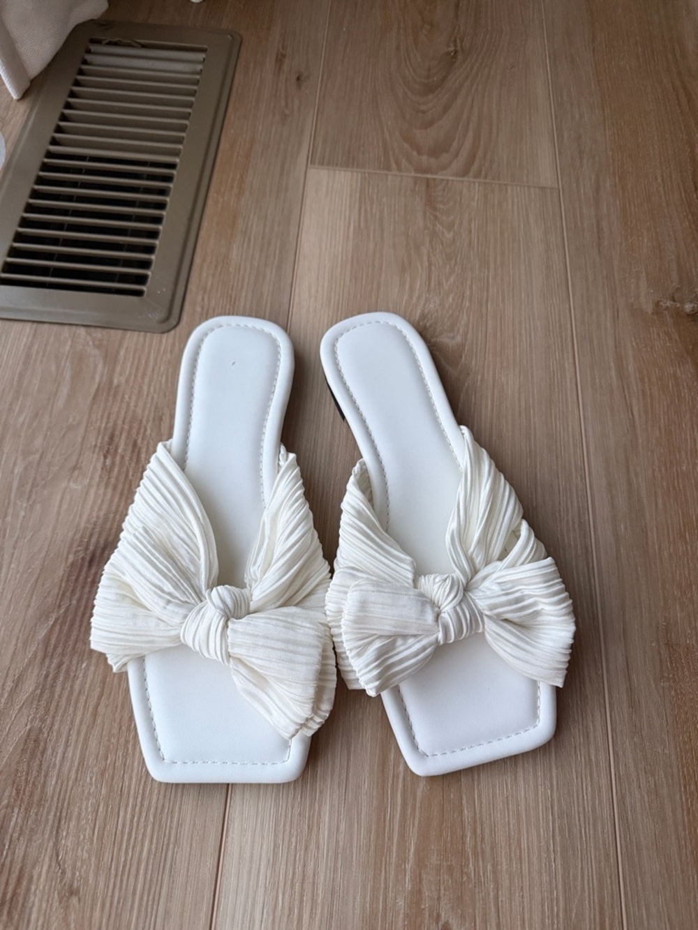 Women’s White Knot Bow Slide Sandals